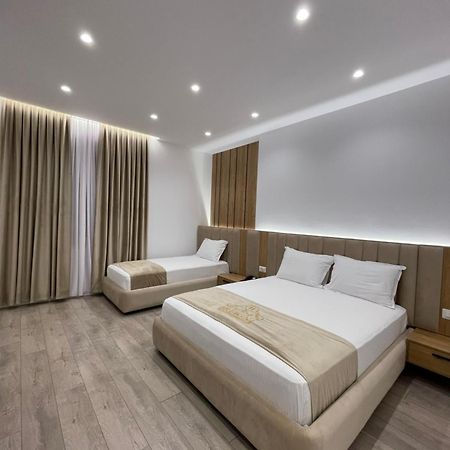 Reign Hotel Vorë Екстериор снимка