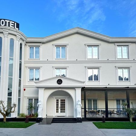Reign Hotel Vorë Екстериор снимка