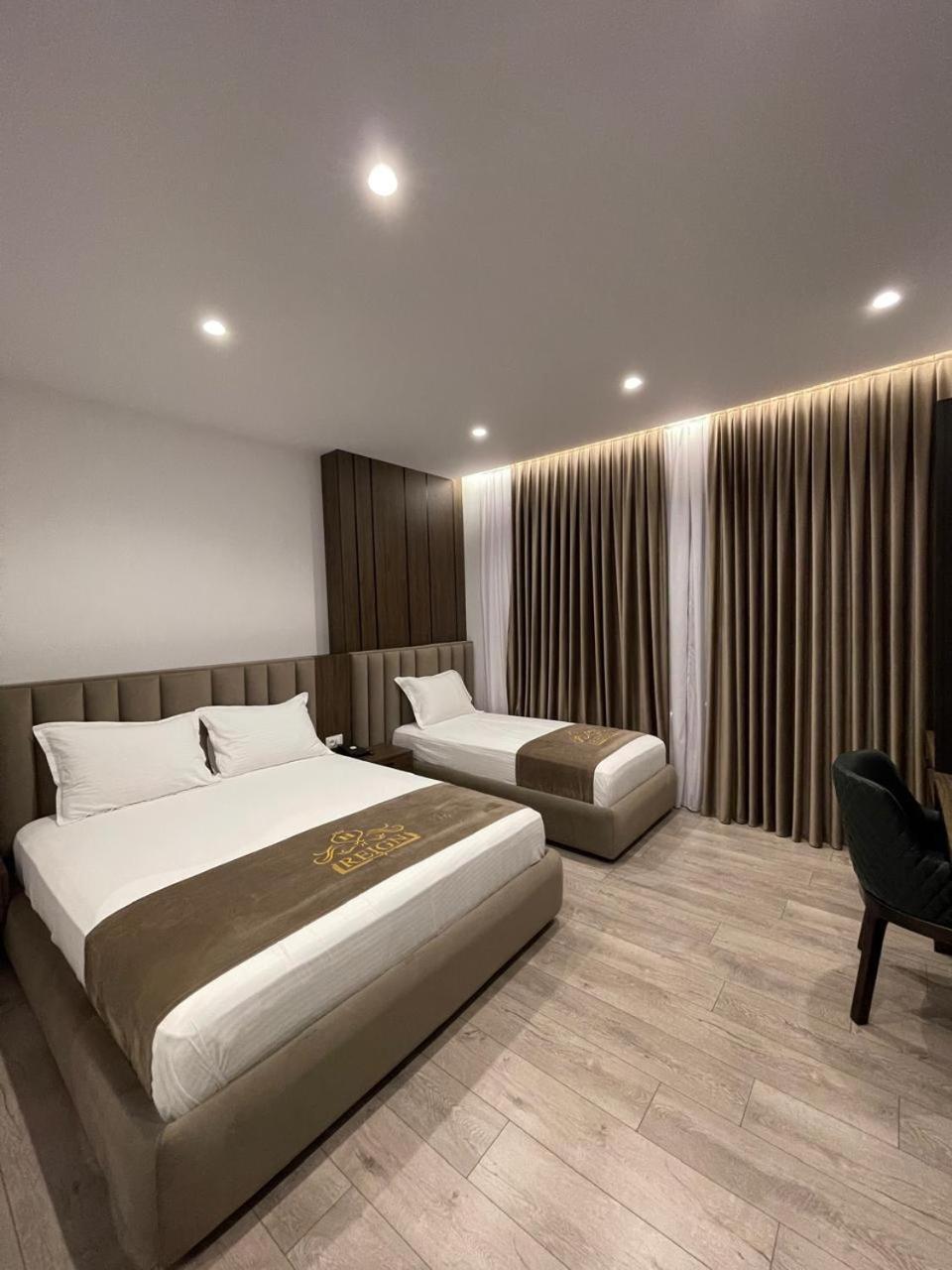 Reign Hotel Vorë Екстериор снимка