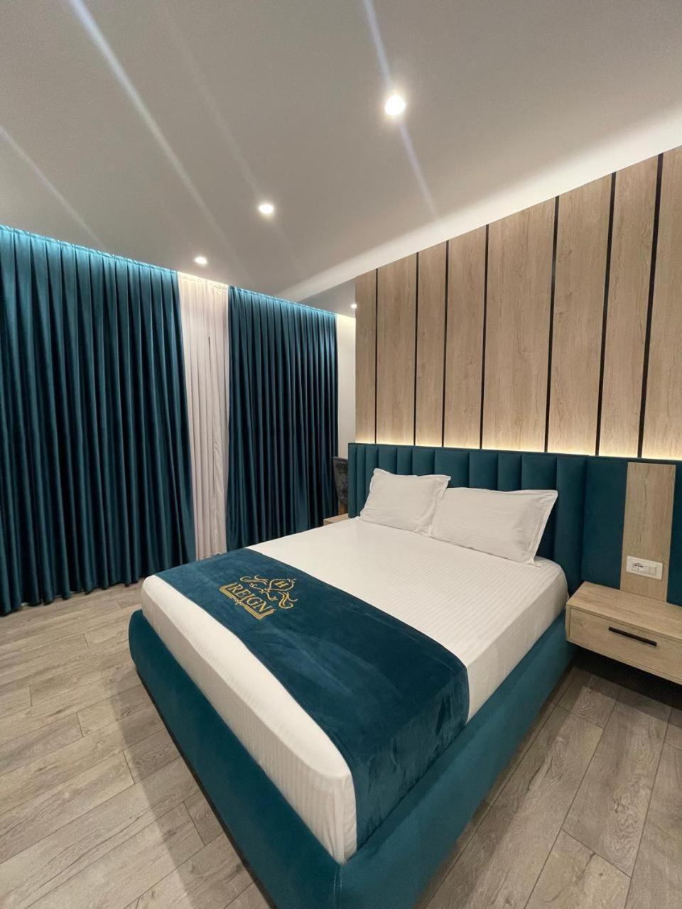 Reign Hotel Vorë Екстериор снимка