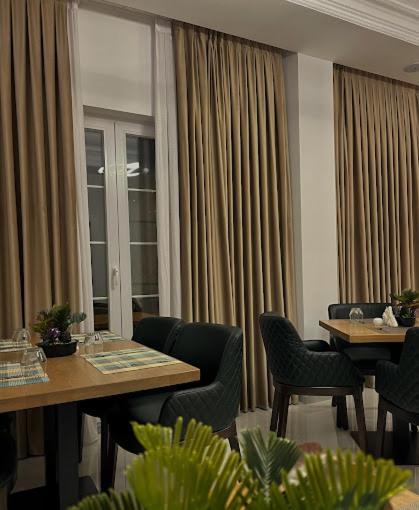 Reign Hotel Vorë Екстериор снимка