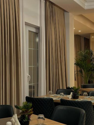 Reign Hotel Vorë Екстериор снимка