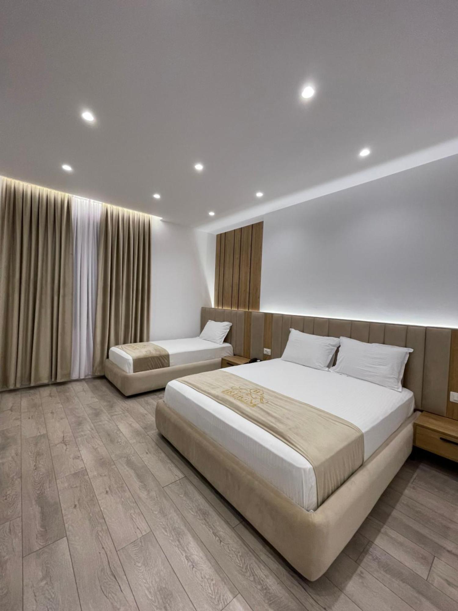 Reign Hotel Vorë Екстериор снимка