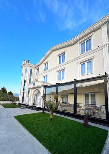 Reign Hotel Vorë Екстериор снимка