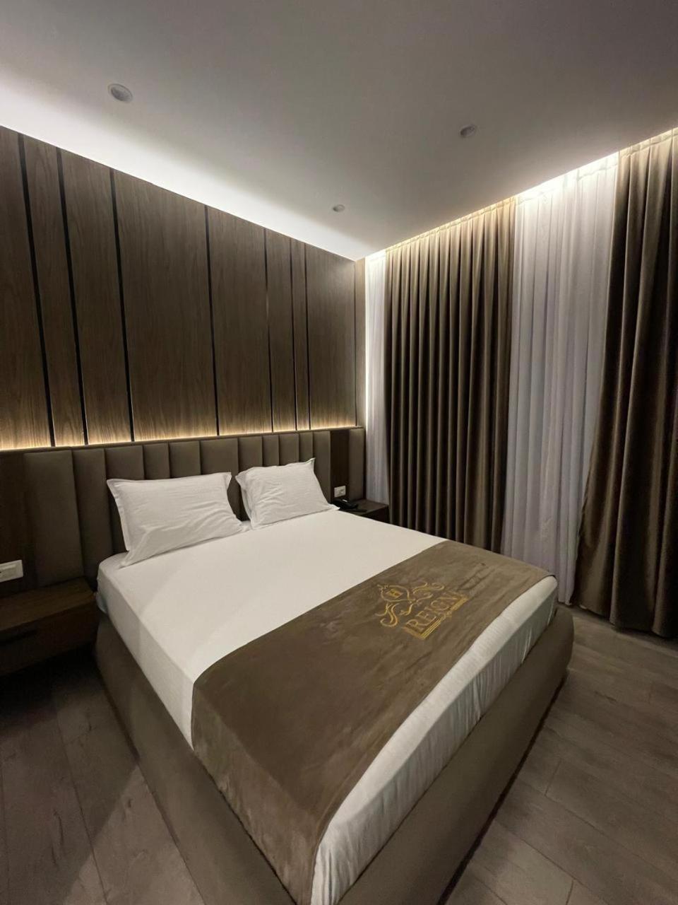 Reign Hotel Vorë Екстериор снимка