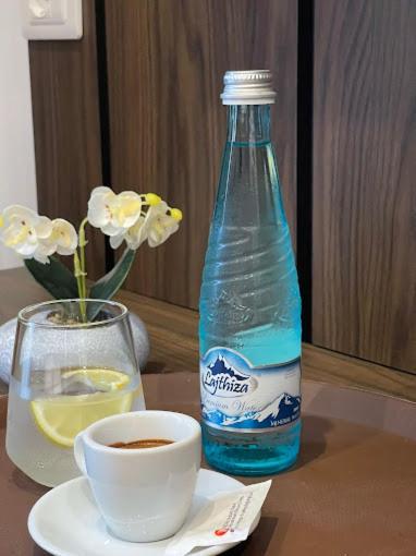 Reign Hotel Vorë Екстериор снимка
