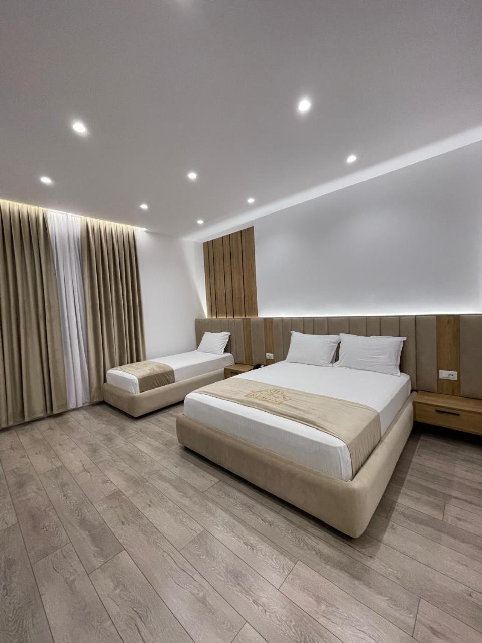 Reign Hotel Vorë Екстериор снимка