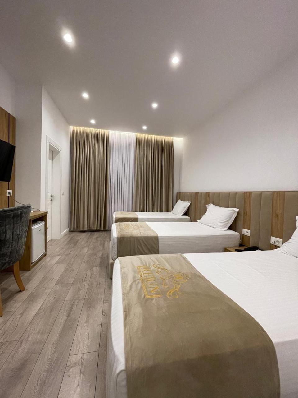 Reign Hotel Vorë Екстериор снимка