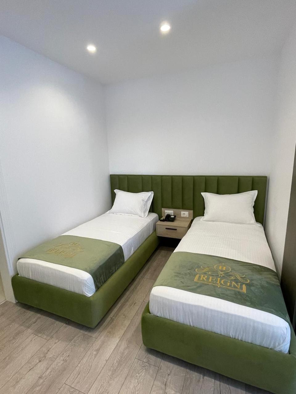 Reign Hotel Vorë Екстериор снимка