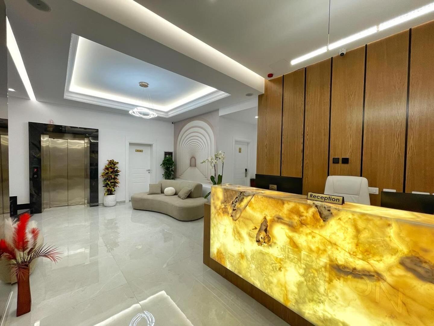 Reign Hotel Vorë Екстериор снимка