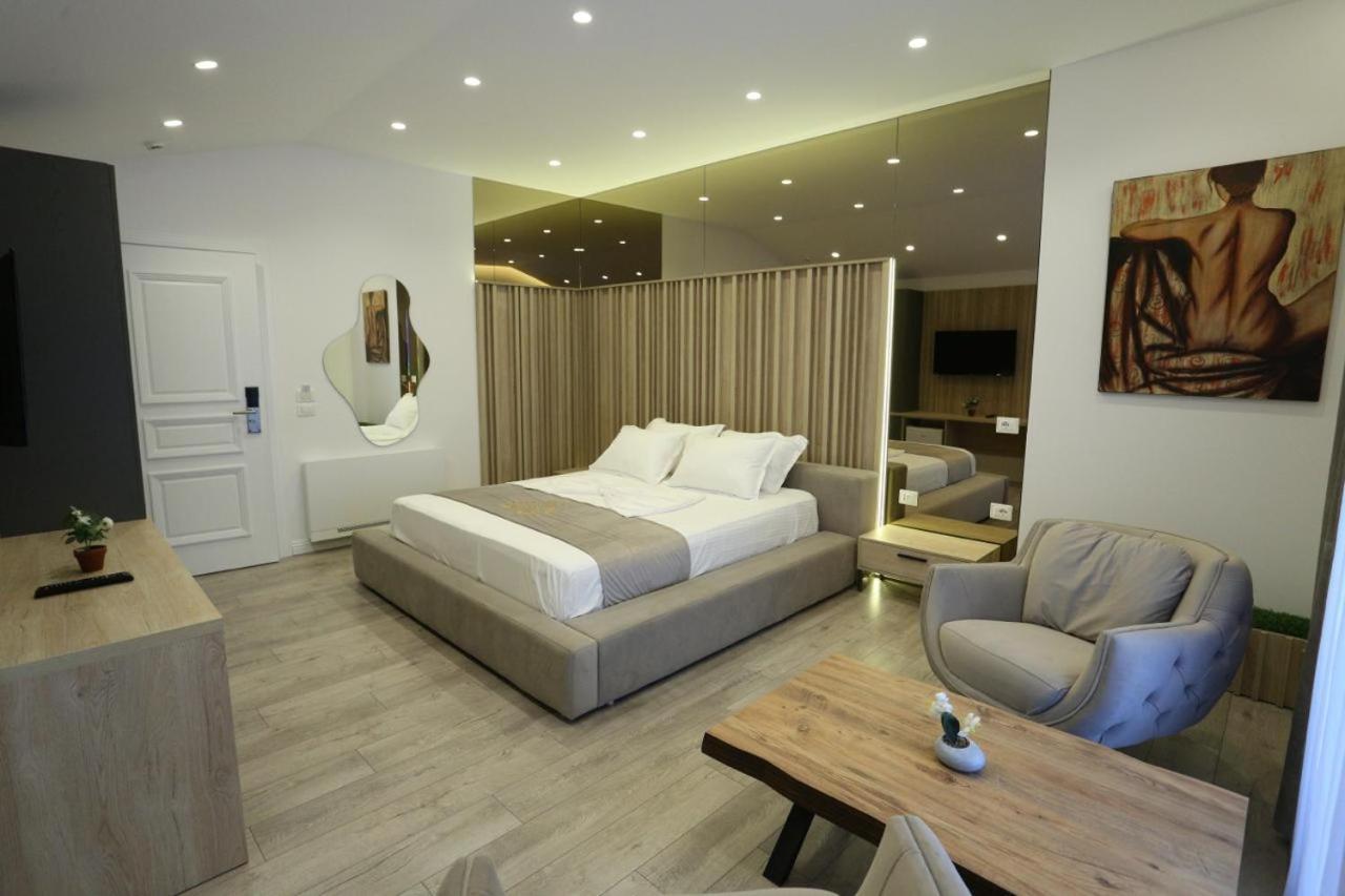 Reign Hotel Vorë Екстериор снимка